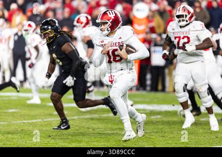 West Lafayette, Indiana, États-Unis. 28 novembre 2025. Alberto Mendoza (16 ans), quarterback de l'Indiana, court avec le ballon lors d'un match de football NCAA entre les Hoosiers de l'Indiana et les Purdue Boilermakers au Ross-Ade Stadium à West Lafayette, Indiana. John Mersits/CSM/Alamy Live News Banque D'Images