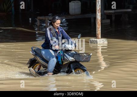 BANGKOK, THAÏLANDE, nov 09 2025, Une moto roule dans une rue inondée, Thaïlande Banque D'Images