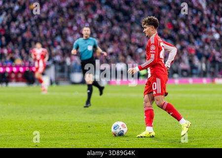 MUENCHEN, ALLEMAGNE - NOVEMBRE 29 : Tom Bischof (FC Bayern Muenchen, 20 ans) lors du match de Bundesliga opposant FC Bayern Muenchen vs FC Pauli à l'Allianz Arena le jour 12 du 1. Bundesliga le 29 novembre 2025 à Muenchen, Allemagne. LES RÈGLEMENTS DU LDF INTERDISENT TOUTE UTILISATION DE PHOTOGRAPHIES COMME SÉQUENCES D'IMAGES ET/OU QUASI-VIDÉO. Crédit : BEAUTIFUL SPORTS Pressefotoagentur/Alamy Live News Banque D'Images
