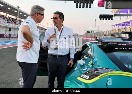 Doha, Qatar. 29 novembre 2025. (De gauche à droite) : Bernd Maylander (GER) conducteur de voiture de sécurité FIA avec Rui marques (POR) Directeur de course FIA sur la grille. 29.11.2025. Championnat du monde de formule 1, route 23, Grand Prix du Qatar, Doha, Qatar, sprint et journée de qualification. Crédit : James Moy/Alamy Live News Banque D'Images