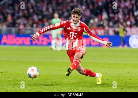 MUENCHEN, ALLEMAGNE - NOVEMBRE 29 : Tom Bischof (FC Bayern Muenchen, 20) avec le ballon lors du match de Bundesliga entre FC Bayern Muenchen vs FC fait Pauli à Allianz Arena le jour 12 du 1. Bundesliga le 29 novembre 2025 à Muenchen, Allemagne. LES RÈGLEMENTS DU LDF INTERDISENT TOUTE UTILISATION DE PHOTOGRAPHIES COMME SÉQUENCES D'IMAGES ET/OU QUASI-VIDÉO. Crédit : BEAUTIFUL SPORTS Pressefotoagentur/Alamy Live News Banque D'Images
