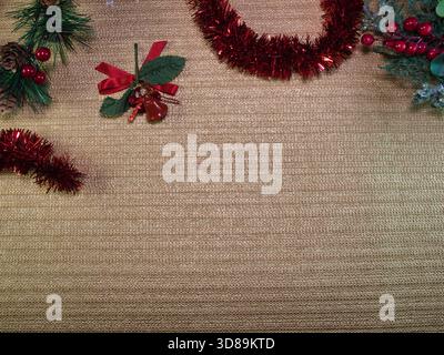 Décorations de Noël fond doré - les décorations de Noël festives encadrent un fond doré chatoyant avec un espace de copie suffisant. Parfait pour les vacances Banque D'Images