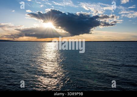 Coucher de soleil sur le port de Dublin en Irlande vu de l'océan Atlantique Banque D'Images