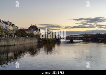 Coucher de soleil sur le pont de la Légion et le Théâtre National le long de la rivière Vltava à Prague Banque D'Images