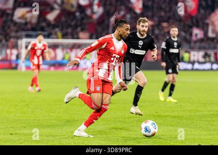 MUENCHEN, ALLEMAGNE - NOVEMBRE 29 : Michael Olise (FC Bayern Muenchen, 17 ans) avec le ballon lors du match de Bundesliga entre FC Bayern Muenchen vs FC fait Pauli à Allianz Arena le jour 12 du 1. Bundesliga le 29 novembre 2025 à Muenchen, Allemagne. LES RÈGLEMENTS DU LDF INTERDISENT TOUTE UTILISATION DE PHOTOGRAPHIES COMME SÉQUENCES D'IMAGES ET/OU QUASI-VIDÉO. Crédit : BEAUTIFUL SPORTS Pressefotoagentur/Alamy Live News Banque D'Images