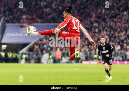 MUENCHEN, ALLEMAGNE - NOVEMBRE 29 : Michael Olise (FC Bayern Muenchen, 17 ans) contrôle le ballon en plein air lors du match de Bundesliga opposant FC Bayern Muenchen vs FC fait Pauli à Allianz Arena le jour 12 du 1. Bundesliga le 29 novembre 2025 à Muenchen, Allemagne. LES RÈGLEMENTS DU LDF INTERDISENT TOUTE UTILISATION DE PHOTOGRAPHIES COMME SÉQUENCES D'IMAGES ET/OU QUASI-VIDÉO. Crédit : BEAUTIFUL SPORTS Pressefotoagentur/Alamy Live News Banque D'Images