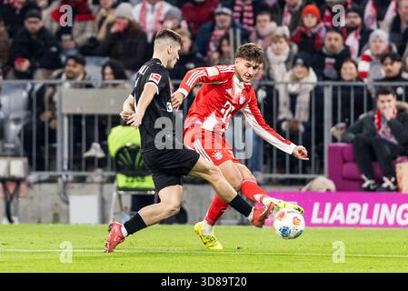 MUNICH, ALLEMAGNE - NOVEMBRE 29 : Tom Bischof (FC Bayern Munich, 20) contrôle le ballon lors du match de Bundesliga [Bundesliga] entre FC Bayern Munich vs FC fait Pauli Hamburg à Allianz Arena le 12e jour du 1. Bundesliga [Bundesliga] sur Novemb Banque D'Images