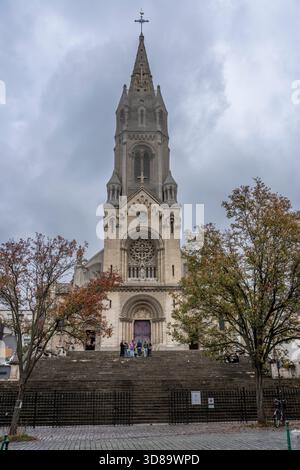 Paris, France - 11 08 2025 : vue façade et escalier de l'église catholique notre-Dame de la Croix de Ménilmontant Banque D'Images