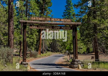 Panneau à l'entrée du Camp Mather de San Francisco à Hetch Hetchy dans le parc national de Yosemite, Californie, États-Unis [pas de publication ; licence éditoriale uniquement] Banque D'Images