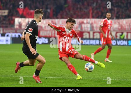 Tom BISCHOF (Bayern Muenchen), action, duel. Football 1st Bundesliga saison 2025/2026, 12th Matchday, Matchday 12 FC Bayern Munich - FC sont Pauli 3-1 à 29.11.2025 , ALLIANCE ARENA. Banque D'Images