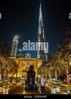 11 29 2025 - Dubaï, Émirats arabes Unis. Burj Khalifa la nuit dans les gratte-ciel illuminés de Dubaï Banque D'Images