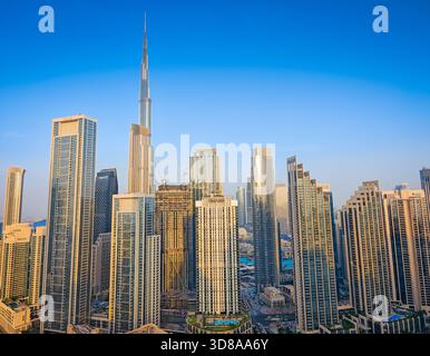 11 29 2025 - Dubaï, Émirats arabes Unis. Baie d'affaires de Dubaï et skyline du centre-ville pendant un coucher de soleil. Vue panoramique sur drone aérien Banque D'Images