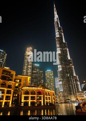 11 29 2025 - Dubaï, Émirats arabes Unis. Burj Khalifa la nuit dans les gratte-ciel illuminés de Dubaï Banque D'Images
