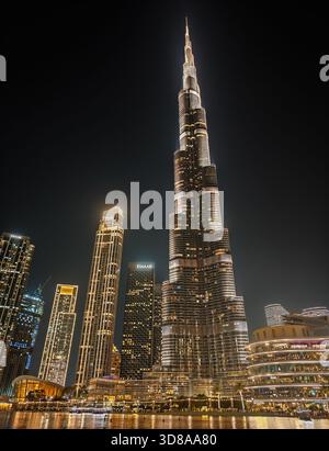 11 29 2025 - Dubaï, Émirats arabes Unis. Burj Khalifa la nuit dans les gratte-ciel illuminés de Dubaï Banque D'Images