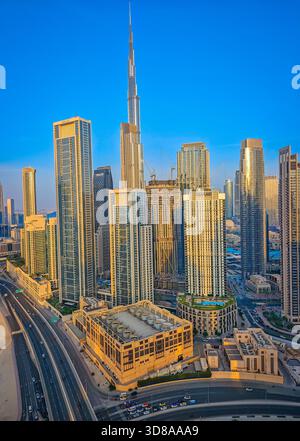 11 29 2025 - Dubaï, Émirats arabes Unis. Baie d'affaires de Dubaï et skyline du centre-ville pendant un coucher de soleil. Vue panoramique sur drone aérien Banque D'Images