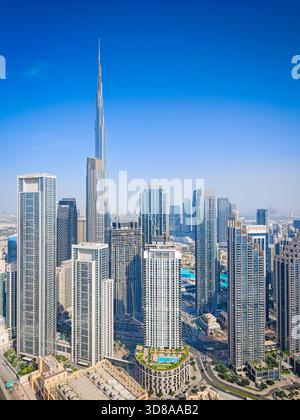11 29 2025 - Dubaï, Émirats arabes Unis. Baie d'affaires de Dubaï et gratte-ciel du centre-ville. Vue panoramique sur drone aérien Banque D'Images
