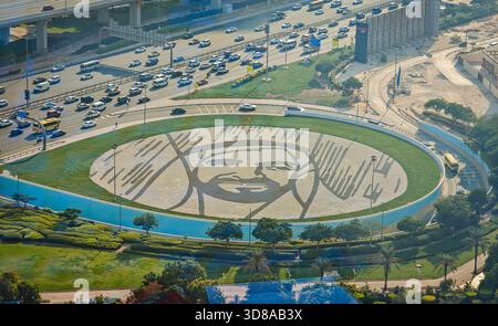 11 29 2025 - Dubaï, Émirats arabes Unis. Sheikh Zayed image emblématique. Portrait de sheikh au rond-point près du parc Zabeel et du cadre de Dubaï. Vue aérienne par drone Banque D'Images