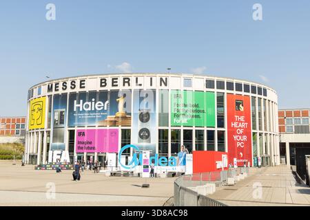 Berlin, Allemagne - 09 septembre 2025 : IFA.Berlin. Le centre d'exposition Messe Berlin présente des bannières animées présentant des marques et des événements Banque D'Images