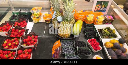 Berlin, Allemagne - 19 septembre 2025 : les fruits frais sont magnifiquement disposés sur le marché avec des couleurs et des textures vibrantes. Banque D'Images