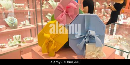 Berlin, Allemagne - 17 septembre 2025 : . Les boîtes-cadeaux colorées avec des rubans sont magnifiquement disposées dans l'affichage de magasin de bijoux Banque D'Images
