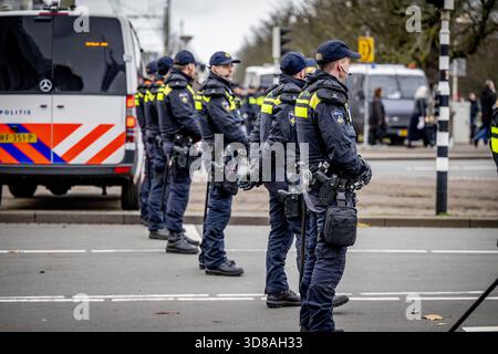 La Haye - policiers en action. Environ 200 manifestants se sont rassemblés à Koekamp à la Haye. Les manifestants, qui protestent contre la politique d'immigration actuelle, marcheront de l'endroit à travers le centre-ville. L'organisation Nationaal Protest appelle cela la marche pour des pays-Bas sûrs. ANP /HOLLANDSE HOOGTE /ROBIN UTRECHT pays-bas Out - belgique Out Banque D'Images