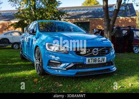 2018 Volvo V60 Polestar T6, exposée au Bicester Motion Scramble qui s'est tenu le 5 octobre 2025. Banque D'Images