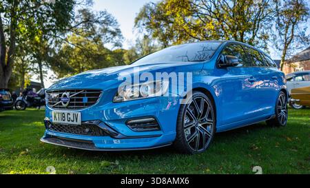 2018 Volvo V60 Polestar T6, exposée au Bicester Motion Scramble qui s'est tenu le 5 octobre 2025. Banque D'Images