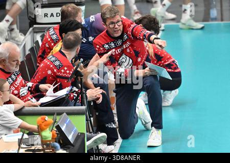 29 novembre 2025, LKH Arena, Lueneburg, GER; 1. VBL, SVG Lueneburg vs SV Warnemuende sur l'image L'entraîneur Stefan Huebner (H?bner Lueneburg) parle avec les joueurs sur le banc photo ? Nordphoto GmbH/ Witke *** légende locale *** Banque D'Images