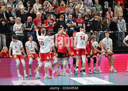 29 novembre 2025, LKH Arena, Lueneburg, GER; 1. VBL, SVG Lueneburg vs SV Warnemuende dans la photo, l'équipe Warnemuende est de bonne humeur après le match malgré la défaite photo ? Nordphoto GmbH/ Witke *** légende locale *** Banque D'Images