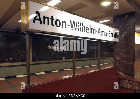 29.11.2025, Berlin - Deutschland. Der U-Bahnhof Mohrenstraße heißt jetzt Anton-Wilhelm-Amo-Straße. *** 29 11 2025, Berlin Allemagne la station de métro Mohrenstraße s'appelle maintenant Anton Wilhelm Amo Straße Banque D'Images