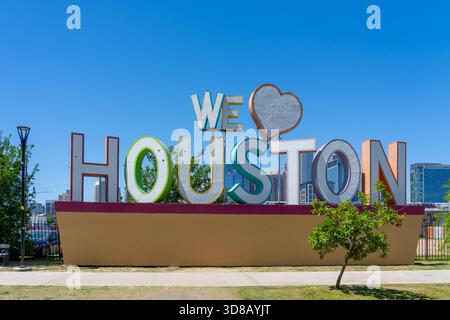 Le panneau « We Love Houston » avec Downtown Houston en arrière-plan est montré. Houston, Texas, États-Unis. Banque D'Images
