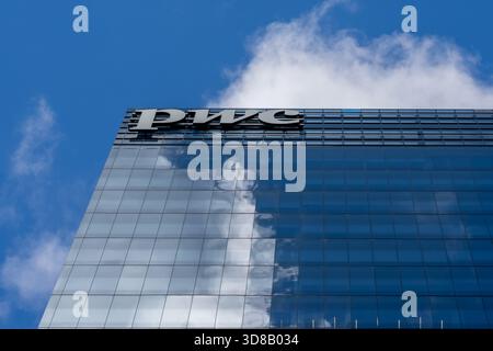 Gros plan de l'affiche PWC sur le bâtiment. Toronto, Canada. Banque D'Images