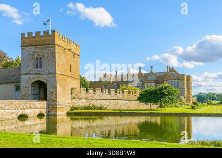 Le château de Broughton est un manoir médiéval fortifié à douves situé dans le village de Broughton près de Banbury dans l'Oxfordshire, en Angleterre et qui abrite les Fiennes f Banque D'Images