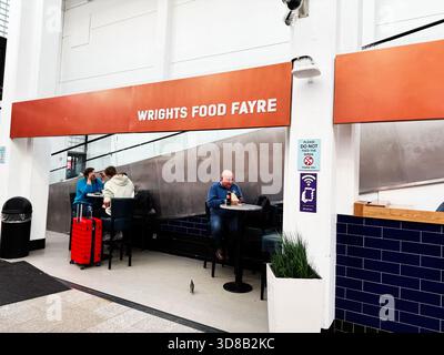 Dublin, Irlande - 21 octobre 2025 : dîner décontracté au Wrights Fayre à Dublin avec voyageurs, bagages et sièges modernes. Banque D'Images