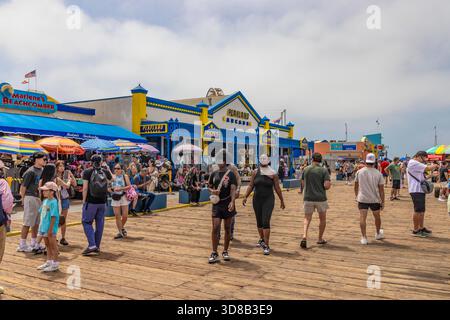 Flâner sur le boardwak à Santa Monica Pier, Californie, États-Unis [pas de publication ; licence éditoriale uniquement] Banque D'Images