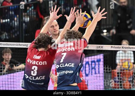29 novembre 2025, LKH Arena, Lueneburg, GER; VBL, SVG Lueneburg vs SV Warnemuende dans l'image Jesse Elser (Lueneburg #03) et Joscha Kunstmann (Lueneburg #07) tentent de dépasser Jan-Philipp Krabel (Warnemuende #14) photo ? Nordphoto GmbH/ Witke *** Banque D'Images