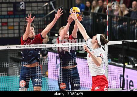 29 novembre 2025, LKH Arena, Lueneburg, GER; VBL, SVG Lueneburg vs SV Warnemuende dans l'image Cole Matthew Young (Lueneburg #08) et Axel Juul Larsen (Lueneburg #18) tentent de dépasser Jan-Philipp Krabel (Warnemuende #14) photo ? Nordphoto GmbH/ Wi Banque D'Images