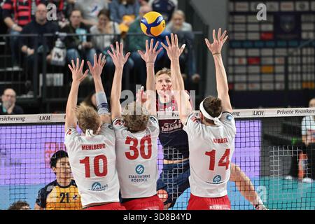 29 novembre 2025, LKH Arena, Lueneburg, GER; VBL, SVG Lueneburg vs SV Warnemuende dans la photo Axel Juul Larsen (Lueneburg #18) tente de passer contre Tommy Mehlberg (Warnemuende #10), Jan Wawrzyniak (Warnemuende #30), et Jan-Philipp Krabel ( Banque D'Images