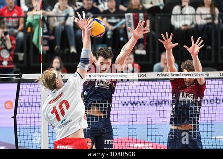 29 novembre 2025, LKH Arena, Lueneburg, GER; 1. VBL, SVG Lueneburg vs SV Warnemuende dans la photo Christopher Byam (Lueneburg #04) et Joscha Kunstmann (Lueneburg #07) tentent de dépasser Tommy Mehlberg (Warnemuende #10) photo ? Nordphoto GmbH/ Witke ** Banque D'Images