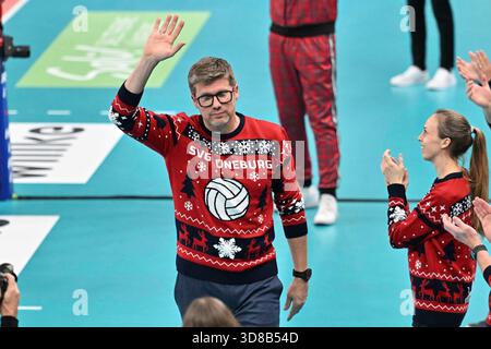 29 novembre 2025, LKH Arena, Lueneburg, GER; 1er VBL, SVG Lueneburg vs SV Warnemuende dans la photo, l'entraîneur Stefan Huebner (H?bner Lueneburg) a prolongé son contrat avec SVG jusqu'en 2030 et est célébré par le public photo ? Nordphoto GMB Banque D'Images