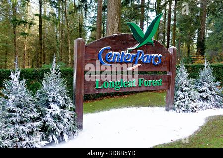Warminster, Wiltshire, Royaume-Uni - novembre 26 2025 : Center Parcs Longleat Forest, Wiltshire panneau d'entrée Noël 2025 avec neige artificielle Banque D'Images
