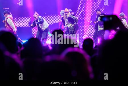 Chemnitz, Allemagne. 29 novembre 2025. Des danseurs de la capitale européenne de la culture 2026 à Oulu (Finlande) créent le programme de la scène à la fin de l’année 2025 de la capitale de la culture à Chemnitz. Un défilé de montagne international dans l'après-midi et une rave en plein air ont été parmi les autres moments forts de la journée. L’année de la capitale européenne de la culture a été lancée en janvier avec un grand spectacle au monument Karl Marx. Depuis lors, plus de 2000 événements sous la devise « C l'invisible » ont attiré plus de deux millions de visiteurs dans la ville. Crédit : Hendrik Schmidt/dpa/Alamy Live News Banque D'Images