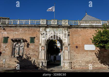 Séville, Espagne. L'entrée principale du palais Casa de Pilatos, montrant sa passerelle et sa façade ornées qui reflètent son mélange de Renaissance, Mudéjar et Banque D'Images
