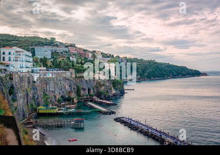 Vue depuis le parc Villa Comunale, un parc public à Sorrente, orienté vers l'ouest. Sorrente est une ville du sud de l'Italie, surplombant la baie de Naples. Banque D'Images
