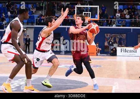 Milan, Italie. 29 novembre 2025. Tommaso Vecchiola (Ferraroni Juvi Cremona) lors du Wegreenit Urania Milano vs Ferraroni Juvi Cremona, match Italien de basket-ball Serie A2 Men à Milan, Italie, novembre 29 2025 crédit : Agence photo indépendante/Alamy Live News Banque D'Images