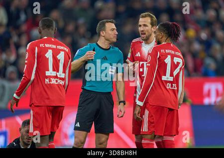 L'arbitre Felix Zwayer parle à Harry Kane du FC Bayern Muenchen Michael Olise du FC Bayern Muenchen Nicolas Jackson du FC Bayern Muenchen dans le match FC BAYERN Muenchen - FC ST. PAULI 3-1 le 29 novembre 2025 à Allianz Arena Muenchen, Allemagne. Saison 2026/2026, 1.Bundesliga, FCB, journée 12, photographe : ddp images/STAR-images - LA RÉGLEMENTATION DFL INTERDIT TOUTE UTILISATION DE PHOTOGRAPHIES comme SÉQUENCES D'IMAGES et/ou QUASI-VIDÉO - crédit : ddp Media GmbH/Alamy Live News Banque D'Images
