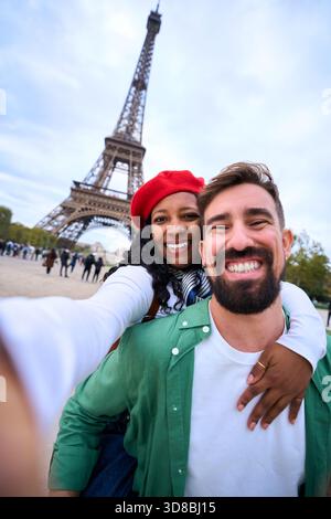Couple interracial prenant selfie à Paris avec Tour Eiffel Banque D'Images
