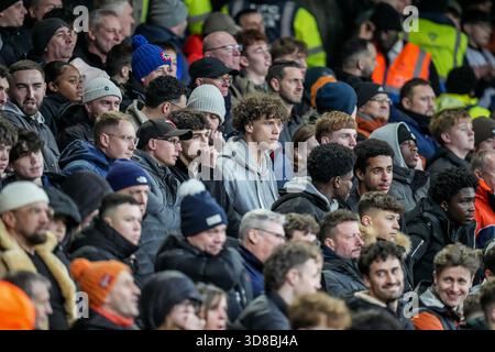 Luton, Royaume-Uni. 29 novembre 2025. Les supporters de Luton Town lors du match de Sky Bet League 1 entre Luton Town et Bolton Wanderers à Kenilworth Road, Luton, Angleterre, le 29 novembre 2025. Photo de David Horn. Crédit : Prime Media images/Alamy Live News Banque D'Images
