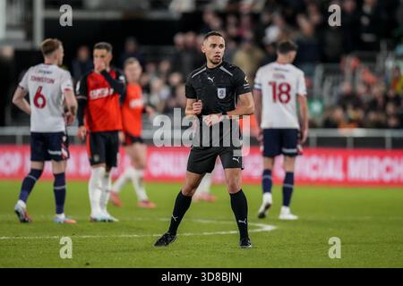 Luton, Royaume-Uni. 29 novembre 2025. Arbitre, M. Ruebyn Ricardo lors du match de Sky Bet League 1 entre Luton Town et Bolton Wanderers à Kenilworth Road, Luton, Angleterre le 29 novembre 2025. Photo de David Horn. Crédit : Prime Media images/Alamy Live News Banque D'Images