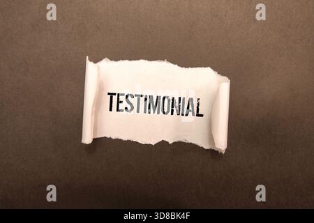 Le mot témoignage à travers une loupe sur un fond abstrait Banque D'Images